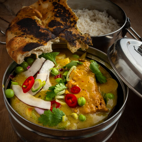 Makrelenfilet in Kokos-Currysauce mit Gemüse und Naan